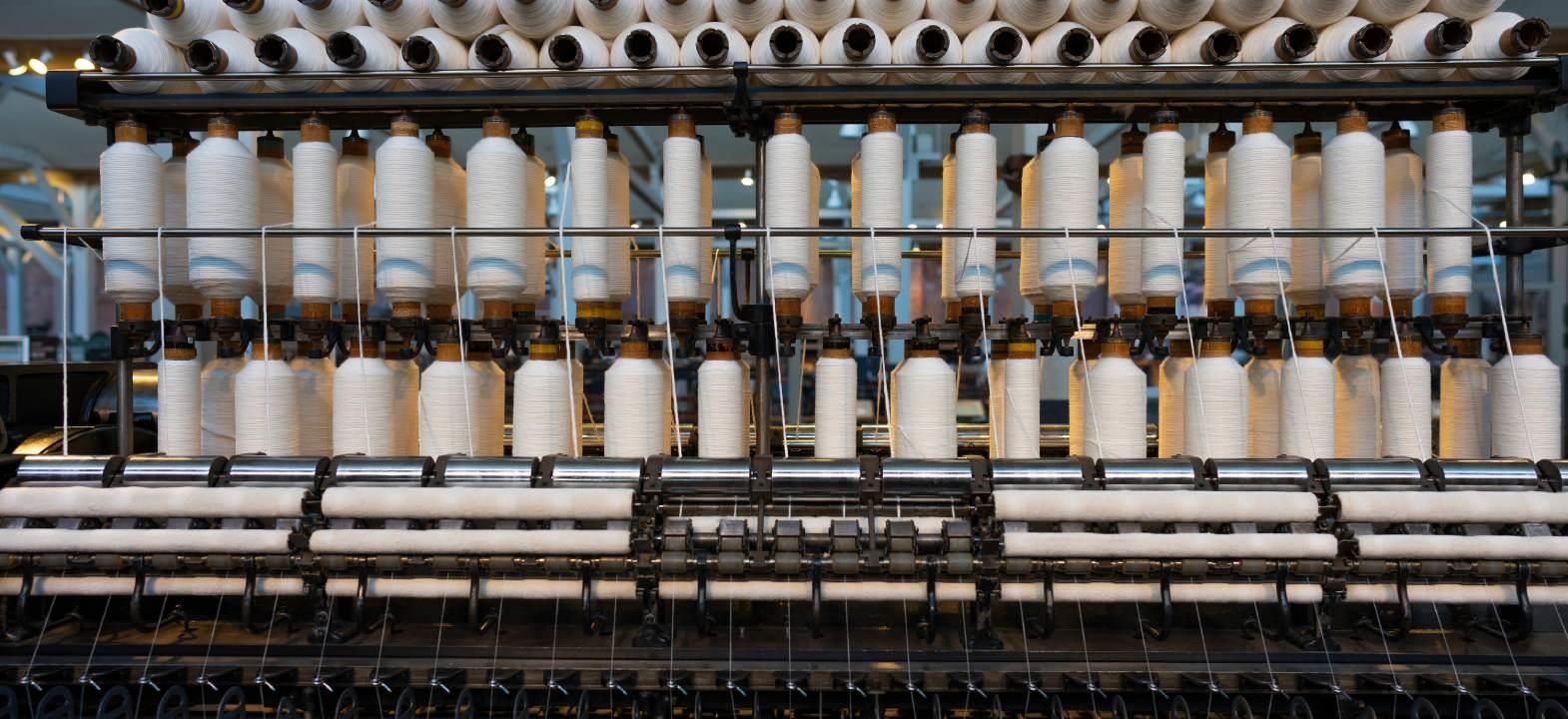 High speed drafting of textile material with high draft ratio and its impact on cots and aprons at r